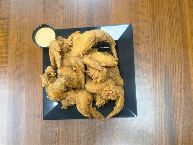 Lemon Pepper Crush Whole Wings (12pcs).