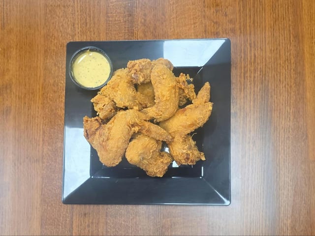 Lemon Pepper Crush Whole Wings (6pcs).